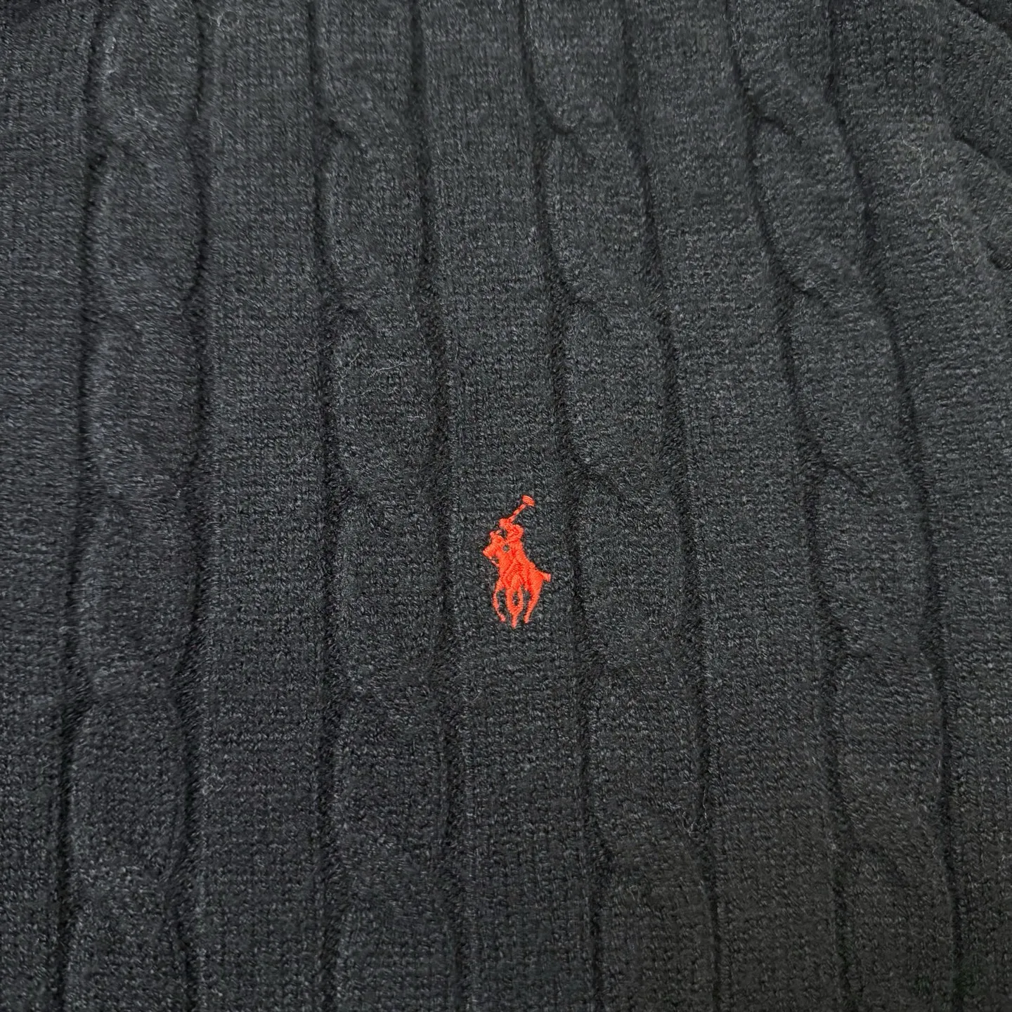 P230 Ralph Lauren half-zip embroidered wool knitted sweater with small logo on the chest, the same style at palph Lauren counters. Made of heavy wool knitted fabric. Old money design. Girls look cute on the upper body and boys show off their figure. Very textured on the handle. Three-dimensional and atmospheric. Versatile product for autumn and winter. Simple and elegant. Uses os version. The upper body effect is great. Suitable for all body types. Soft and comfortable. Machine washable. Does not fade or deform. Customized zipper hardware. Complete accessories. The chest is embroidered with pickaxes and little figures. It is full of classic evergreen styles. Restored zp 2:1. Same style for men and women. Versatile. Size s m l xl. Color black gray.